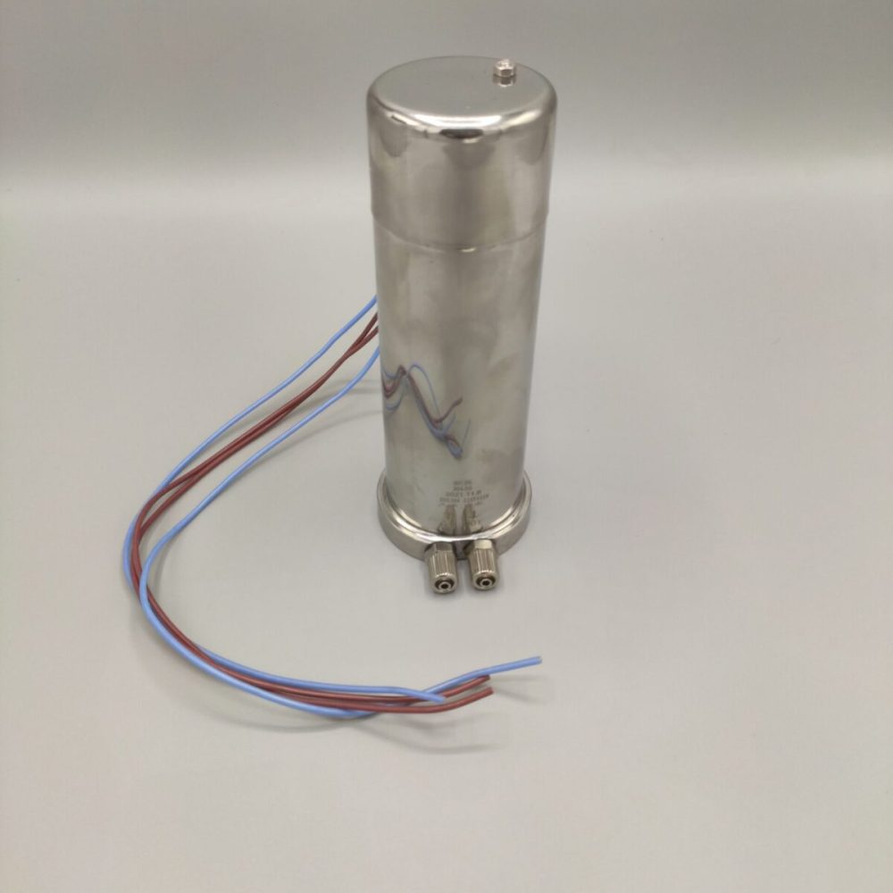 Boiler per acqua calda siringa aria e acqua e bicchiere bacinella