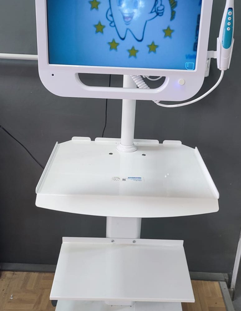 Kit telecamera 8X + Monitor 17 pollici su carrellino