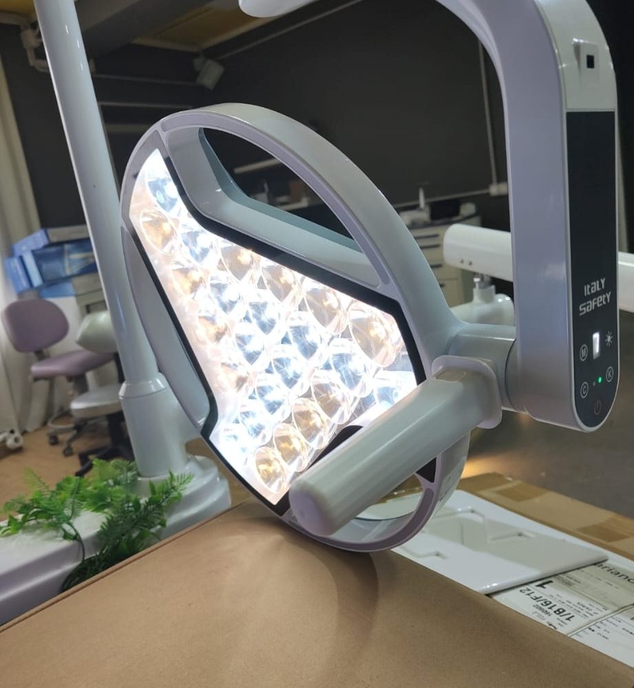 Alternative view of Scialitica Safety Italy per chirurgia 100.000 Lux